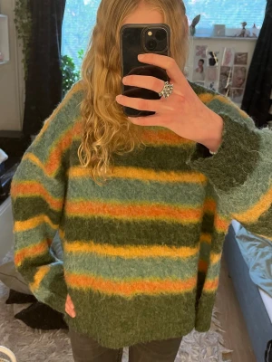 Randig stickad tröja från junkyard💓 - säljer denna superfina och mysiga stickade tröjan från junkyard, då den tyvärr aldrig kommit till användning💞den är i helt nytt skick, och är helt perfekt inför hösten💘💘köpt för 800 kr, men priset kan diskuteras💕