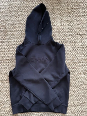 Polo Ralph Lauren hoodie  - Säljer min polo ralph Lauren hoodie eftersom jag inte använder den. Storlek S men passar möjligtvis M. Inga skador och är i toppen skick. Köpt ifrån Farfetch. Vid frågor hör av er! 📩