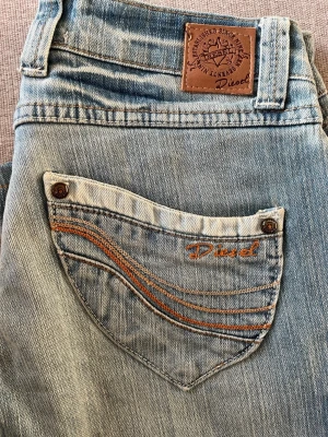 Vintage Diesel 28/32 - Midjemått: 38cm rakt över, innerbenslängd: 74cm