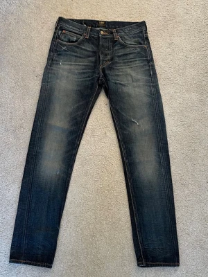Lee Jeans - Riktigt snygga lee jeans med en as fet tvätt, Ser ut att vara vintage. Modellen är 101. Det står ingen storlek i de med skulle säga att de passar perfekt på en W29 L32.