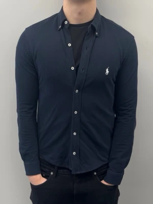 Ralph Lauren sljorta - Fint skick, inga defekter | modellen är 185 cm lång och väger ca 80 mg och den är för liten. Featherweight mesh material så lite finare och bättre passform en vanlig bomull.
