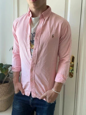 Ralph lauren skjorta  - Ralph lauren skjorta, Inga defekter! Modellen i bilderna är 180 cm 75 kg och bär Storlek S slim fit , Kom med frågor! 🌟 (Kan gå ned i pris vid köp av paket 😉) 