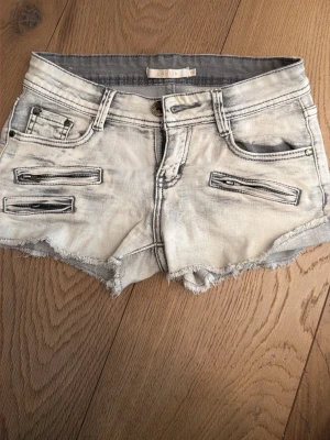 Jeans shorts - Snygga unika shorts💞priset kan diskuteras 