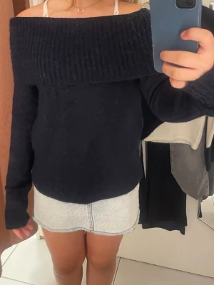 overshoulders tröja mörkblå - använd fåtal gånger, fin tröja från gina young i storlek 158-164