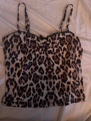 Leopard linne  - Den trendiga leopard toppen från Gina 