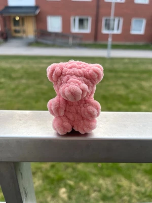 Virkad nyckelring gummibjörn - Virkad nyckelring gummibjörn, cirka 6cm hög☺️ Säljer även i fler färger💗