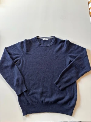 Sweatshirt J.Lindeberg - Begagnad men inga tecken på användning. Axelbredden är 40cm och tröjan är ca 57cm lång. Även i 100% merinoull