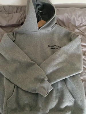 Essentials hoodie - Size M men funkar för L också och är i bra skick!!