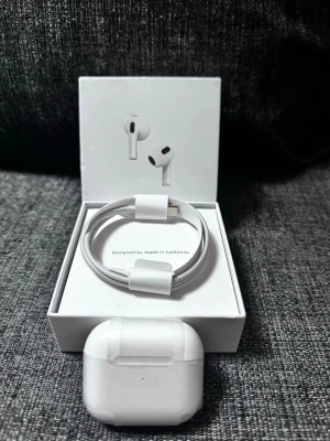 Apple AirPods Pro med laddningsetui - Säljer ett par vita Apple AirPods Pro med trådlöst laddningsetui och laddningskabel. Snygg och kompakt design i plast, perfekt för dig som vill ha grymt ljud och smidig anslutning till din iPhone eller andra Apple-enheter.