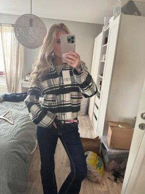 Kappa från zara - Säljer en snygg svartvit rutig kappa från Zara. Perfekt att slänga över en t-shirt för en cool look. Materialet känns mjukt. Med prislapp på