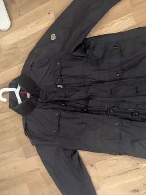 Svart vindjacka från Moncler - Helt oanvänd storlek M= storlek 3 på Moncler.