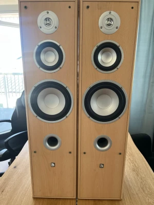 Audio Pro Basiq F100 trådlösa högtalare - Säljer ett par Audio Pro Basiq F100 trådlösa högtalare i ljus träfinish. Högtalarna har en stilren, rektangulär design med silverfärgade detaljer runt elementen. De är tillverkade i trä och har anslutningar för högtalarkabel på baksidan. Perfekt för dig som vill ha kraftfullt ljud och snygg look.