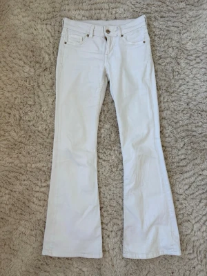 Vita bootcut jeans - Säljer ett par vita bootcut jeans. Jeansen har en snygg utsvängd passform och är väldigt bekväma. Perfekt nu till sommaren ❣️