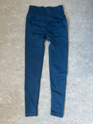 Mörkblå leggings med stretch - Säljer mina leggings med scrunch då dom aldrig kommer användas. Aldrig använda endast testade. Storlek S men skulle säga att dom passar XS mer