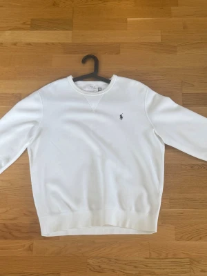 Vit Ralph lauren tröja i mycket gott skick - En vit Ralph lauren sweatshirt i mycket gott skicka. Det är storlek L och har inga fläckar, hål eller liknande. Som ny!