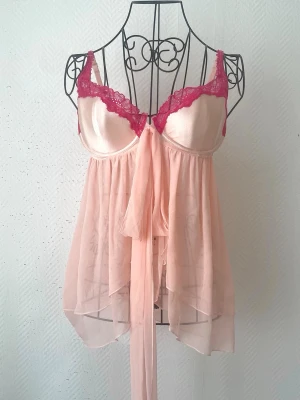 Victoria’s Secret top/negligé - OBS! Har två defekter baktill (se de två sista bilderna). Färgen är precis som syns i bilderna.  Storlek: 36C Underbyst: 75-78cm Överbyst: 88-93cm