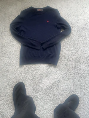 Morris crewneck - Säljer denna navy morris tröja. I 100% merinoull, mycket skön och passar mycket bra. Slim fit, storlek S