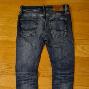 Jeans slimfit i bra skick 31/34 - Jeans i storlek 31/34 i slimfit med snygg original stentvätt ifrån  Jack & Jones. Säljes då passformen runt midjan har ökat på mig:) skulle passa dig som är typ 180 och väger 65kg