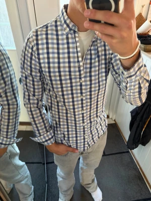 Rutig skjorta från the Shirt Factory - Säljer en riktigt schysst rutig skjorta från the Shirt Factory. Storlek 39 och passar mig som vanligtvis kör medium i kläder. Skjortan är i riktigt fint skick förutom i kragen där det finns lite tecken på användning (se bilden).