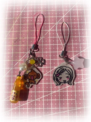 Nyckelringar  - 100% handgjord av mig! Snälla kontakta innan du trycker på köp nu, ifall de redan har blivit såld på en annan app🫶🏼 HACHI SÅLD! (Kan dock göra samma ifall du är intresserad i den, det kan ta 1-3 dagar!)#trinket #y2k #alt #emo #goth #anime #kpop #scene #whimsical #fairy #fairycore #fairygrunge #kawaii #coquette #sanrio #juminocore #shoujo #swag #mlp #mylittlepony #bluelock #saikik #demonslayer #naruto #jujutsukaisen #jjk #sommar #grunge #chic #scene #gyaru 