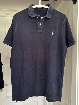 Vintage Ralph Lauren piké - Snygg vintage Ralph Lauren piké i 100 bomull | Unik och cool färg | I bra skick | Köp gärna fler pikér med bundle! | Allt tvättas innan det skickas iväg | Skriv om minsta funderingar | 