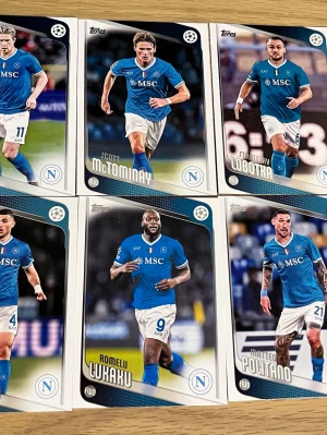 Topps fotbollsspelkort Napoli - Samling med sex fotbollsspelkort från Topps med spelare från Napoli. Korten har färgbilder på spelarna i blå Napoli-tröja och vit text, samt detaljer om spelarna på baksidan. Perfekt för dig som gillar fotboll och samlar på sportkort.