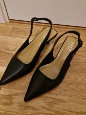 Slingback låga klackar i "V-shape" - Från Dinsko, använda en gång men var för stora för mig. Justerbar rem. Äkta läder. Nypris 600kr.