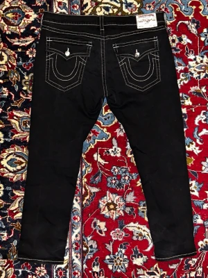 True Religion jeans - Svarta true religion jeans. Tråd lös i vänsterfickan, annars i riktigt bra skick. Bredd: 55cm. Längd: 110cm.