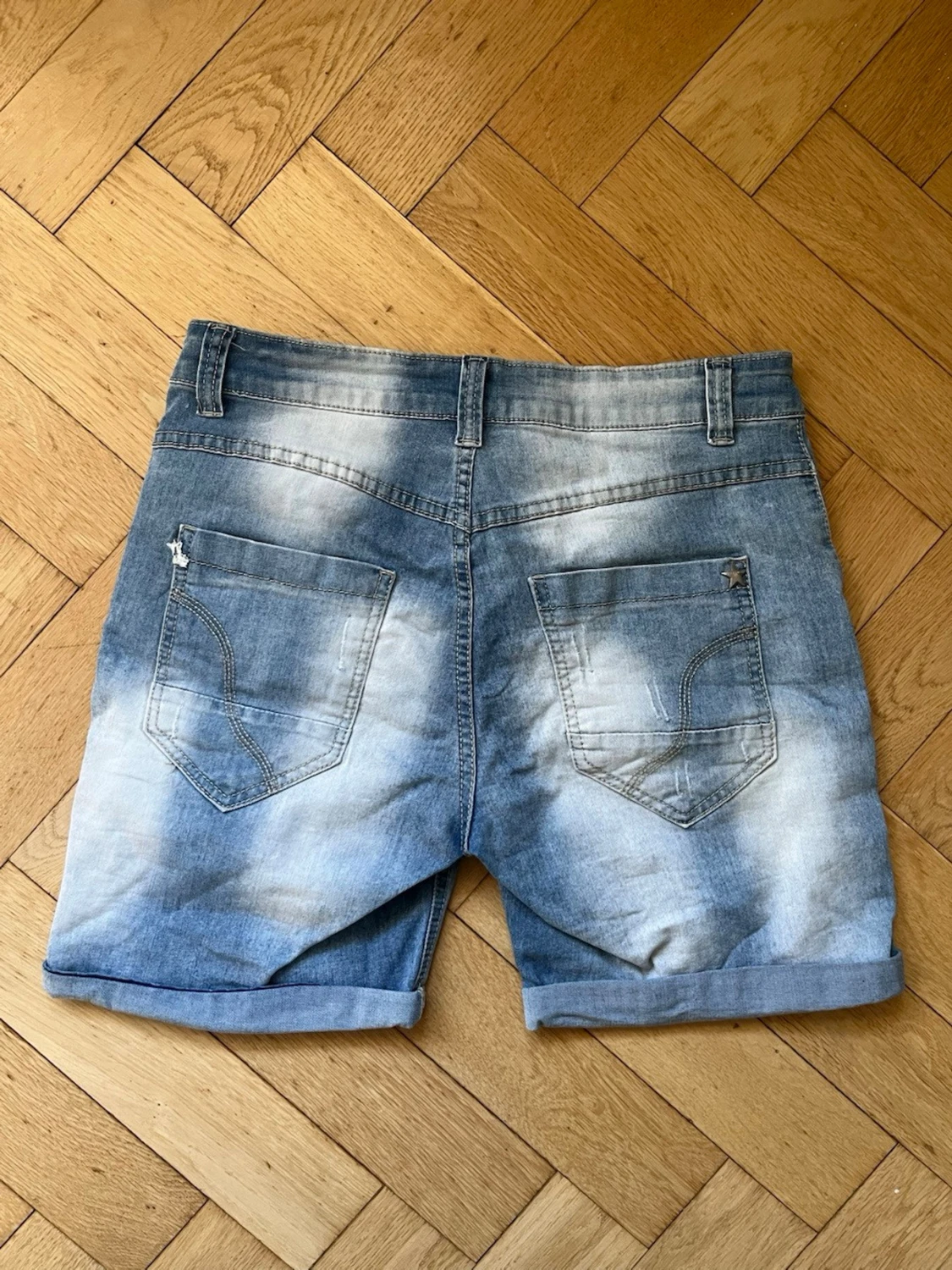 Blå denimshorts med knappar - 1