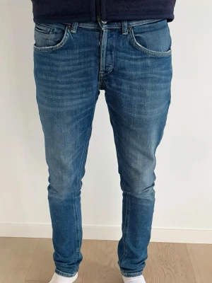 Dondup jeans George - Schyssta dondas. Litet slitage vid ljumsken.