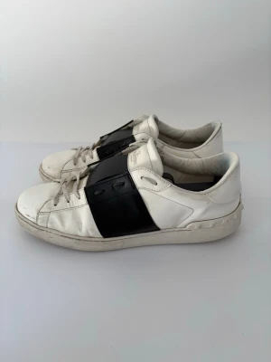  Valentino Open  - Säljer ett par Valentino Opens i storlek 46. I helt okej skick. Hör av dig vid minsta fråga.