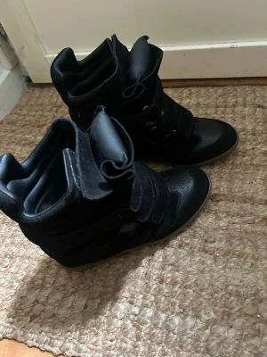 Svarta high-top sneakers Isabel Marant - Marant skor med kilklack. Använda endast en gång.