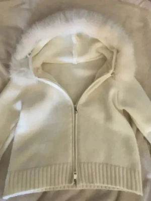 Jacka med päls luva  - Köpt för några månader sedan knappt använd. Ser ut som ny!