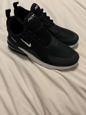 Nike Air Max 270 svarta sneakers - Svartvita Nike Air Max 270 utan skosnöre