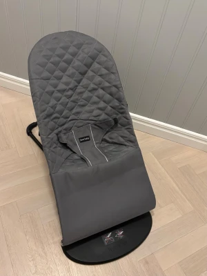 Babybjörn Babysitter - Balance Soft  - Babybjörn Babysitter - Balance Soft   Jättefint skick! Nytt välvt tyg från tredjepart 