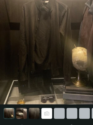 Mörkbrun cardigan från Suitsupply - Snygg mörkbrun cardigan från Suitsupply i mjuk merinoull. Klassisk modell med krage och knäppning framtill, perfekt för lager på lager och stilrena outfits. Passar dig som gillar minimalistisk och tidlös stil. Storlek L men passar mer M skulle jag säga! Riktigt bra skick!