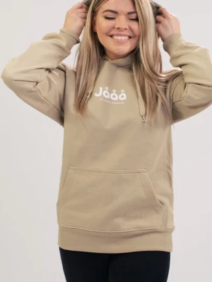 Beige hoodie Jååå by Emil Hansius - Aldrig använd!! Snygg beige hoodie från Jååå by Emil Hansius med vit logga på bröstet. Hoodien har en klassisk känguruficka, ribbade muddar och justerbar huva med snören. Perfekt för dig som vill ha en chill och trendig look.