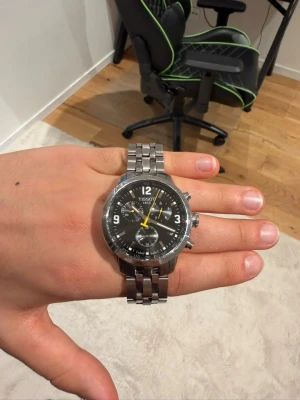 Tissot klocka  - Riktigt bra skick- otroligt snygg och helt felfri. Batteribyte behövs 