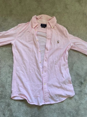 Ralph lauren skjorta - Säljer en skit snygg Ralph lauren skjorta. För endast 349 kr skjortan är verkligen heeeeeelt! Perfekt nu till sommaren. Skriv vid minsta fråga. Juste skjortan är i storlek M men sitter bättre på personer som Har S är ganska tajt vid armarna så S är bra