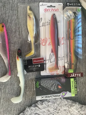 Gäddbeten stora - Säljer dessa tunga Gäddbeten då de är för tunga för mitt spö. De är sprillans nya från böjda spön. Vikten på dessa beten ligger på 40-100 gram ungefär.Prislappen finns inte kvar men nästan alla förpackningar. Hör av dig vid frågor! 