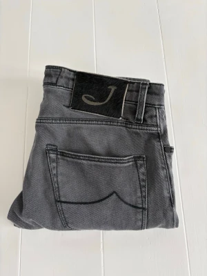 Grå jeans från Jacob Cohen - Säljer ett par Jacob Cohen jeans i storlek 30. Vid frågor är det bara att höra av sig. 