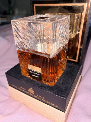 Lattafa Khamrah Eau de Parfum - Lattafa Khamrah 100ml, sprejat 1-2 gånger. Väldigt populär unisex parfym med söt/vaniljig doft. Säljer pga använder inte. 💗