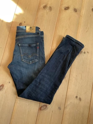Replay jeans - Säljer nu ett par replay jeans i modellen Wallys. Pga har vuxit ur dem. Skick: 8/10. Köpta på kidsbrandstore för ett tag sedan så finns ej kvar på hemsidan. Hör av dig vid minsta fundering. 