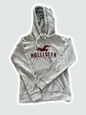Grå hoodie från Hollister - Snygg grå hoodie från Hollister. Super mjuk och bekväm bomullsblandning. Skriv för mer info eller mer bilder, pris är diskuterbart!