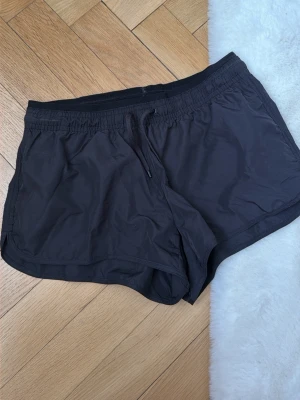 Svarta träningsshorts - Kort passform i lätt och snabbtorkande material, perfekt för träning eller löpning. Knappt använda!