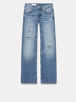 Slutsålda Zara jeans - Säljer dessa jätte fina låg missade jeans med slitningar ifrån Zara som är slutsålda i storlek 34. Dom är väldigt fina och passar perfekt till vad som helst. Dom är bara använda två gånger och ser oanvända ut. Dom är slutsålda på Zaras hemsida så dom går inte att beställa.🩷🩷