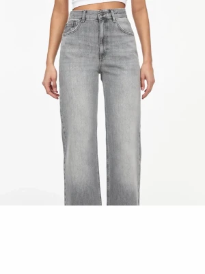 Grå wide leg jeans från PULL AND BEAR - Prislapp kvar