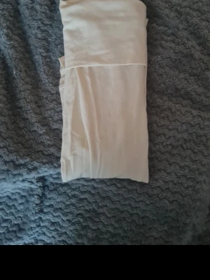 Vita yoga byxor  från Gina Tricot Young.  - En enkel och stilren vit yoga byxor från Gina Tricot. Gjord i mjukt bomullsmaterial som känns skönt mot huden. Perfekt för dig som gillar basic plagg och vill ha något som funkar till många olika outfits.