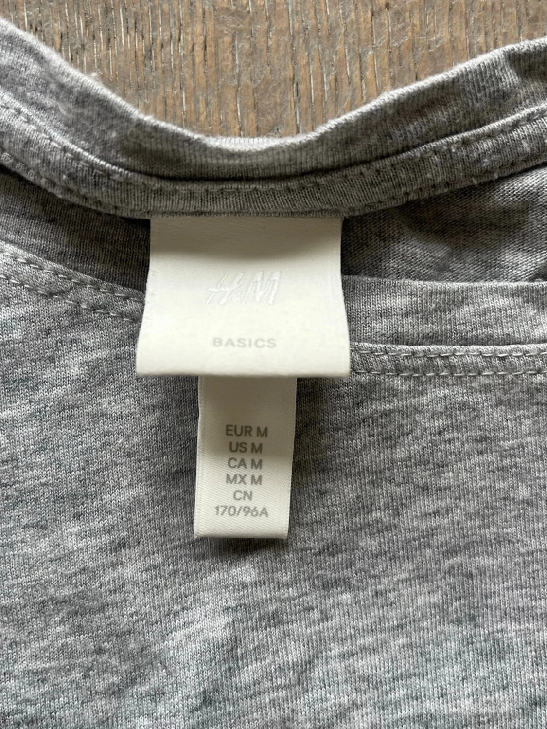 Grå basic t-shirt från H&M - 1