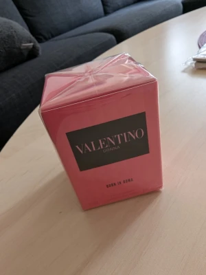 Valentino Donna Born In Roma EdP 30ml - Helt ny och oöppnad Valentino Donna Born In Roma Eau de Parfum med plasten kvar. 30 ml. 450 kr.